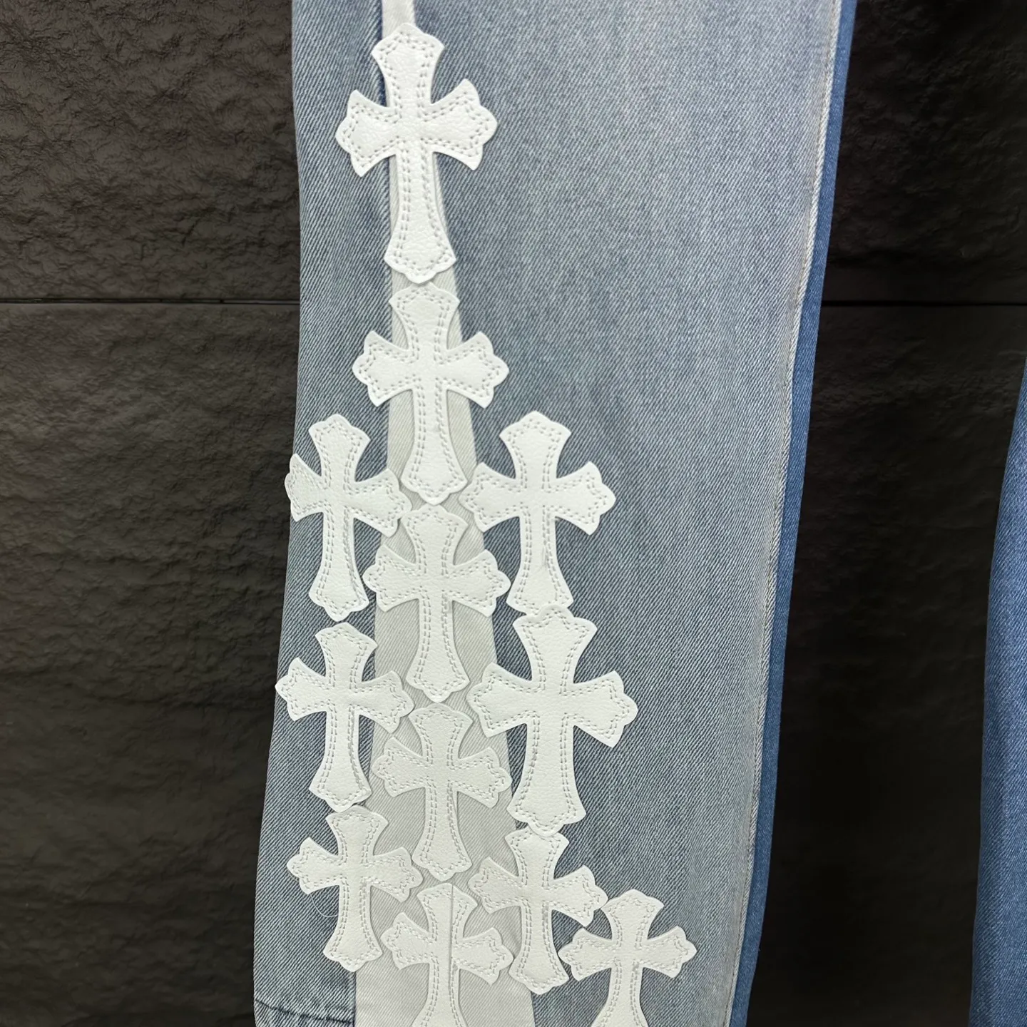 P290 GALLERY DEPT. Co-branded 2025 new multi-stitched cross patch leather couple style loose washed flared jeans 🔥High version🔥High version🔥 Top ceiling quality Styles with different washed textures are very friendly to people with thin legs and thick legs. The straight version is very flattering to the leg shape. Moderate length that never goes out of style, easy to match with casually, basic styling for various styles, a must-have in the wardrobe! The fabric is stiff but also makes the upper body soft without losing texture. The washing process is even more perfect. It is a must-have item for everyone! ! ! Washed wheat, hang tag, pants label, complete with three labels Color: light blue Size: 28, 30, 32, 34, 36 (five sizes)